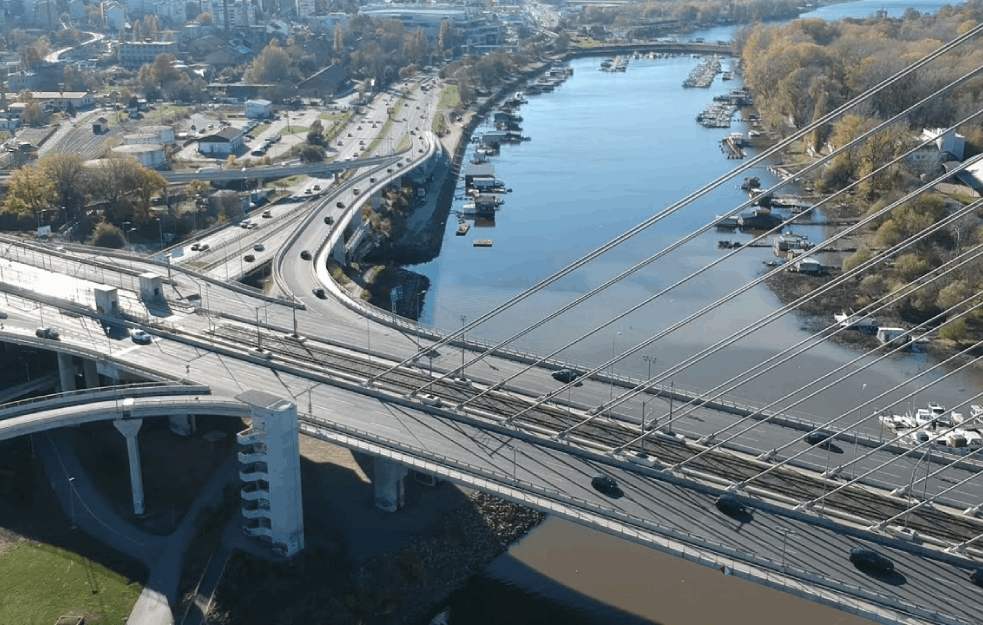 SUDAR NA MOSTU NA ADI: Audi se zakucao u kamion, TROJE POVREĐENO! 